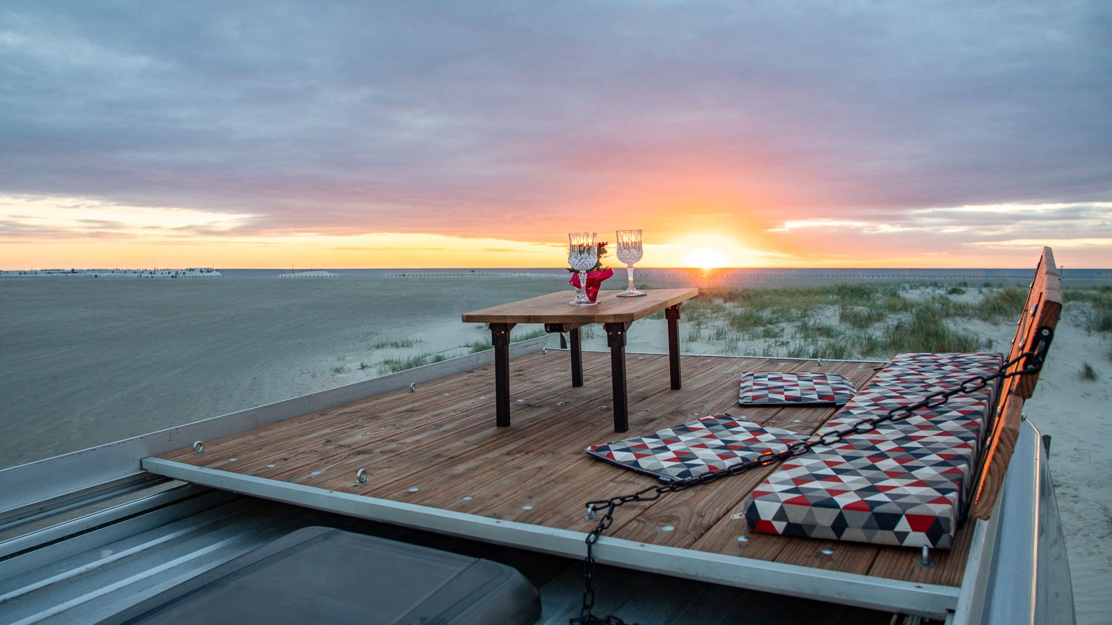 Dachterasse im Sonnenuntergang auf Arty Vans Wohnmobil