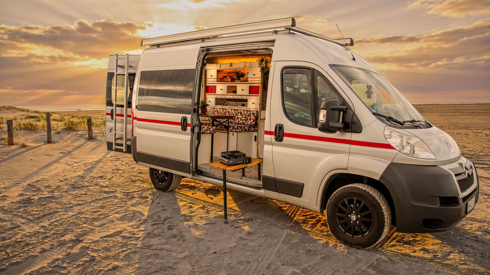 Art Vans Jumper / Ducato Camper / Wohnmobil Ausbau am Strand mit Sonnenuntergang