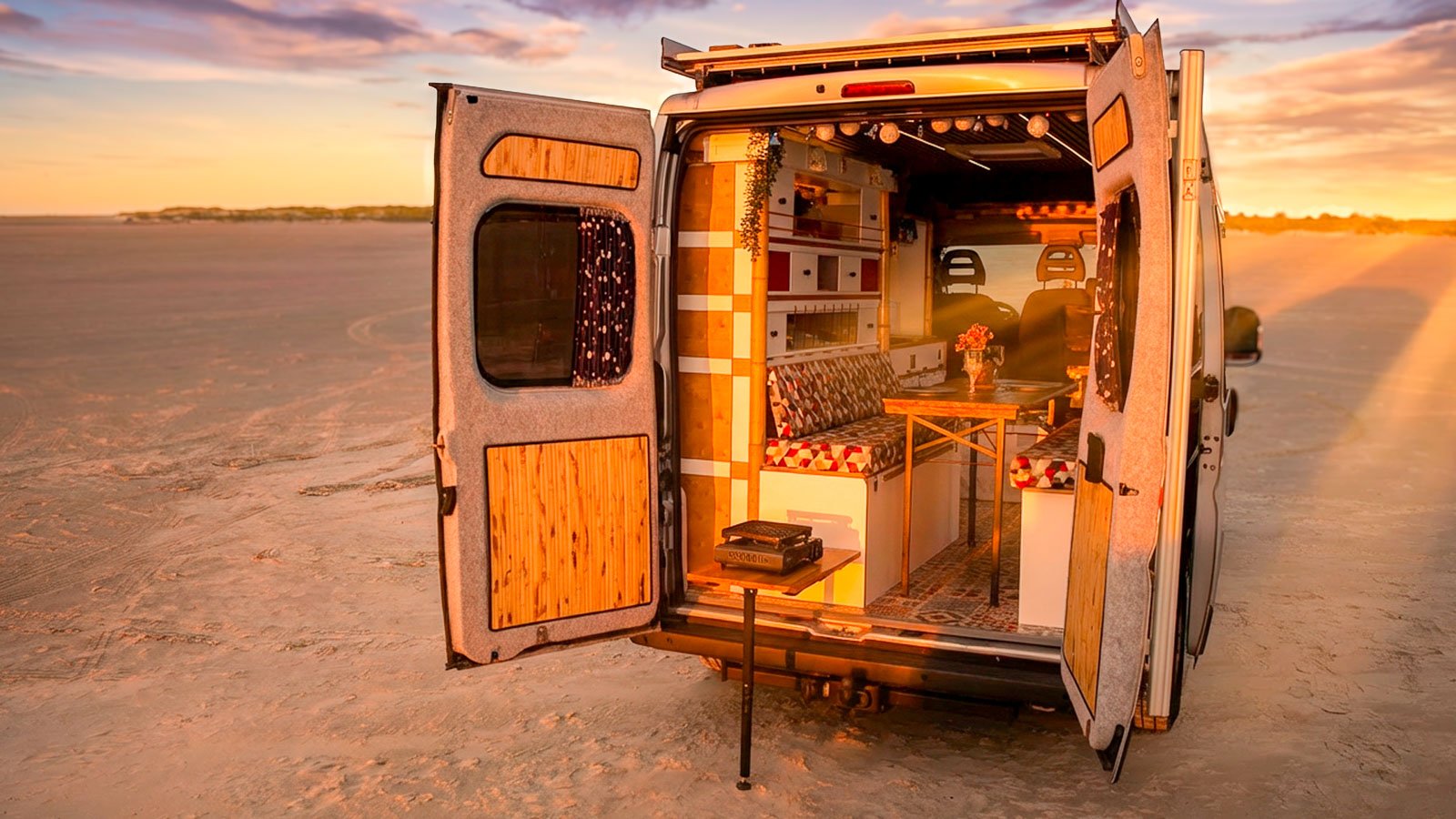 Arty Vans Jumper Camper Heck am Strand im Sonnenuntergang