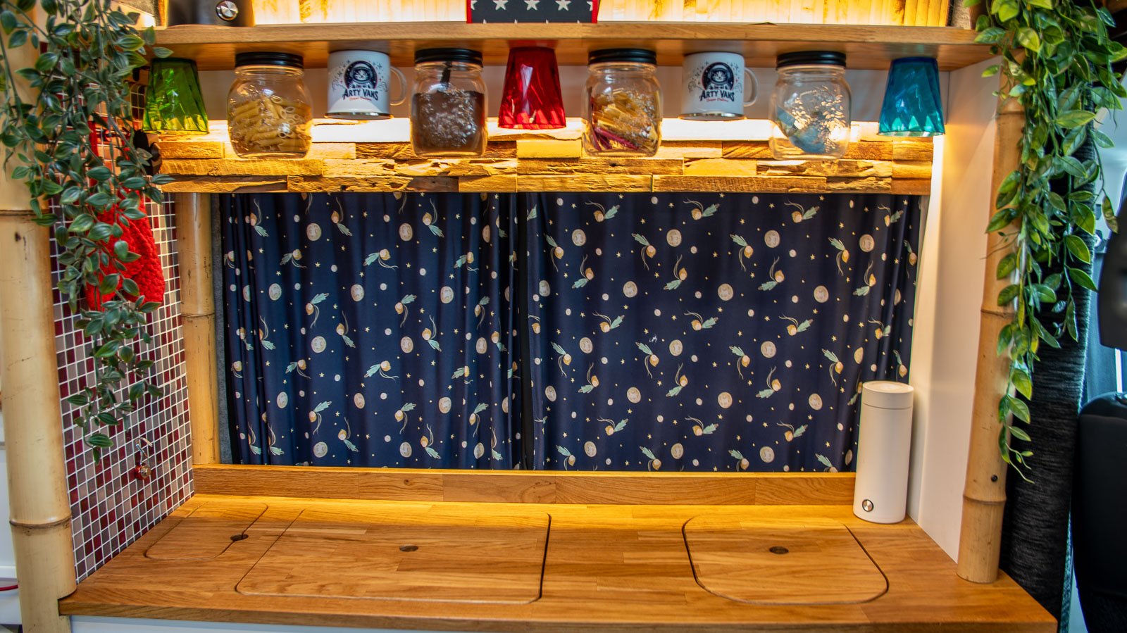 Innenausbau einer Arty Van Camper Creation - Detail der Küchenzeile mit Design-Premium-Vorhängen im Kleinen Prinz Design.