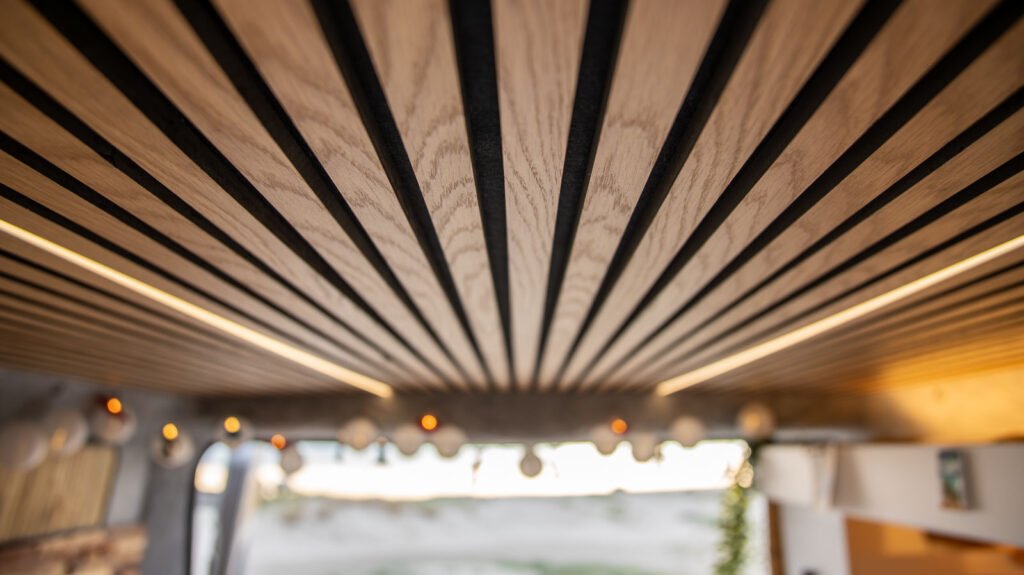 Innenausbau einer Arty Van Camper Creation - Detail der Decke mit Akustikpaneelen.