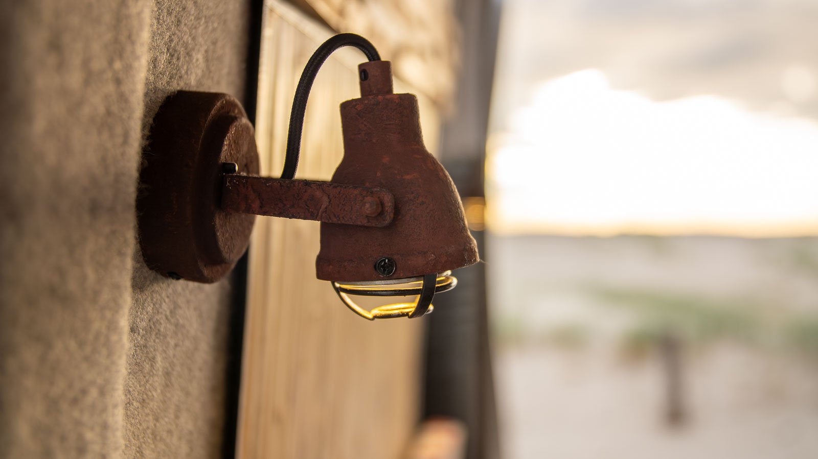 Innenausbau einer Arty Van Camper Creation - Detail eines LED Spots