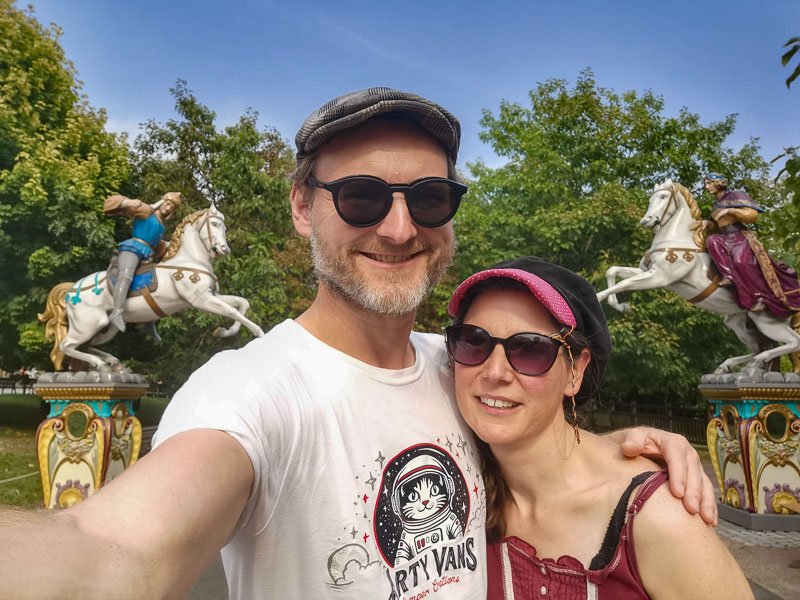 Steffen und Mareike, die Inhaber von Arty Vans, auf einem Selfie