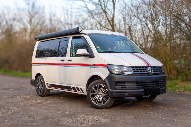 Arty Vans Creations VW T6 Bulli mit auf einem Schotterweg in der Natur