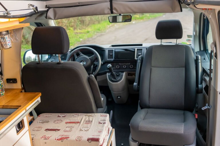 Projekt VW T6 33 Arty Vans Creations VW T6 Camper Innenraum - Blick von hinten nach vorn ins Cockpit inkl. Drehsitz.