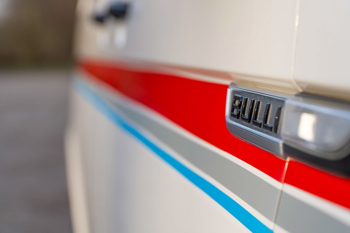 Arty Vans Creations VW T6 Bulli mit auf einem Schotterweg in der Natur - Detail Bulli Styling