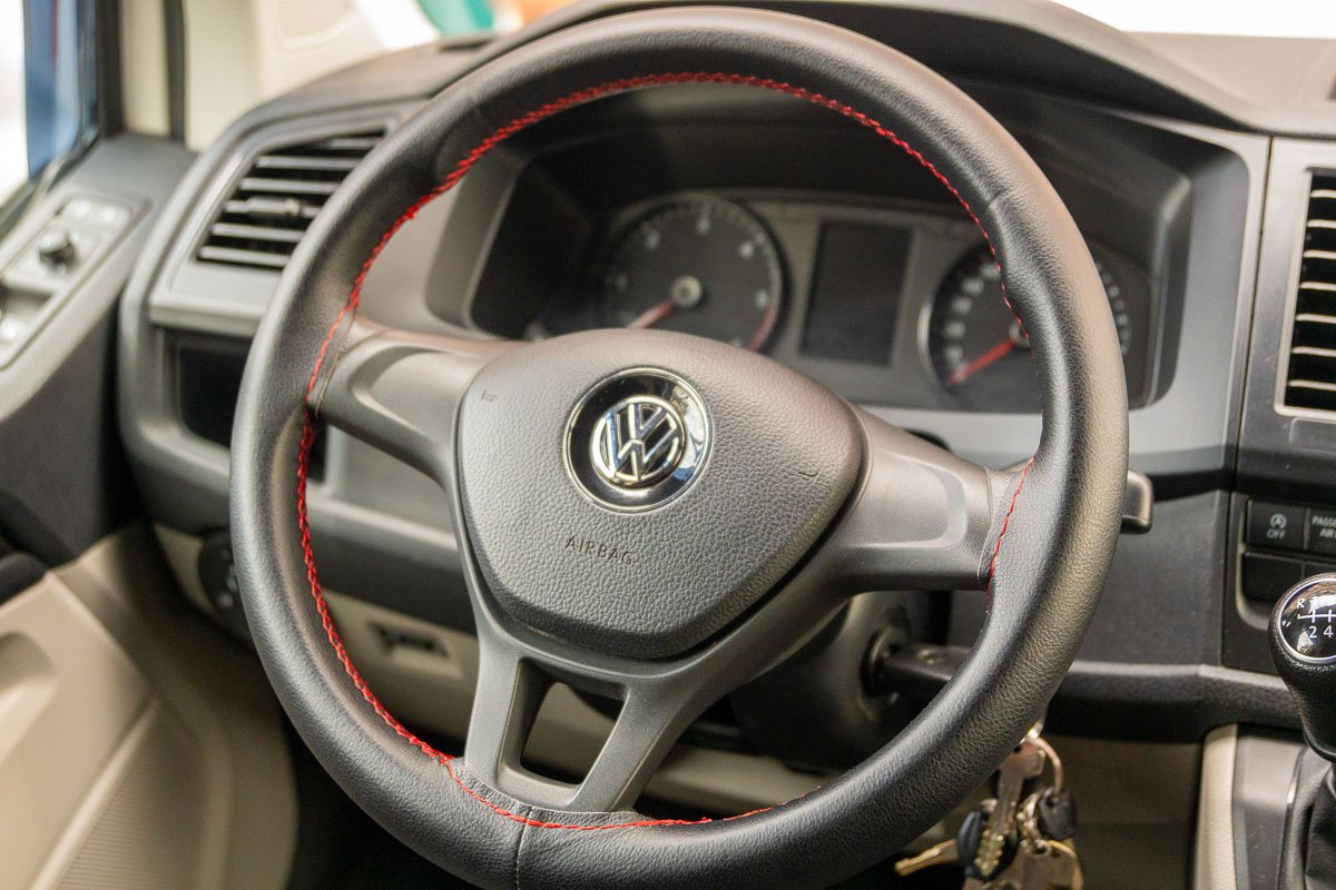 Arty Vans Creations VW T6 Bulli Innenraum - Detail Lederlenkrad