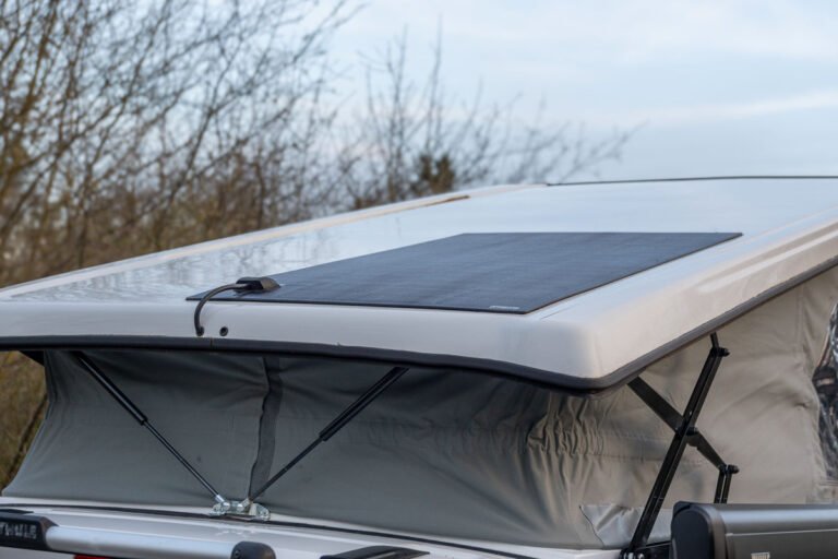 Arty Vans Creations VW T6 Bulli mit auf einem Schotterweg in der Natur - Detail Solarzelle