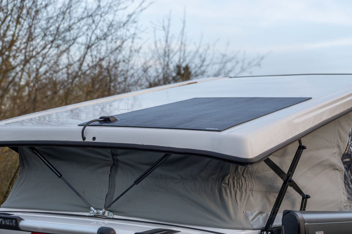 Arty Vans Creations VW T6 Bulli mit auf einem Schotterweg in der Natur - Detail Solarzelle