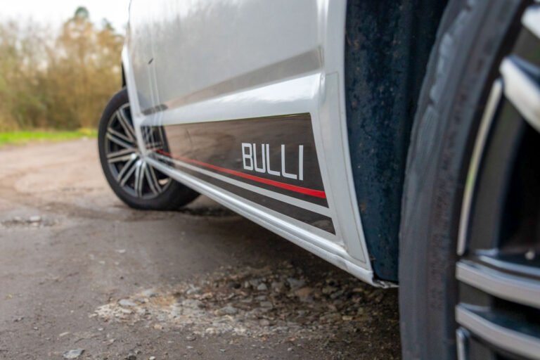 Arty Vans Creations VW T6 Bulli mit auf einem Schotterweg in der Natur - Detail Bulli Styling