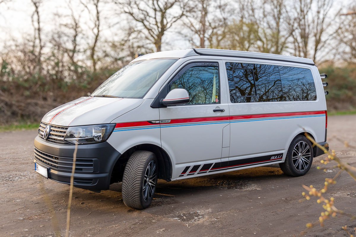 Arty Vans Creations VW T6 Bulli mit auf einem Schotterweg in der Natur