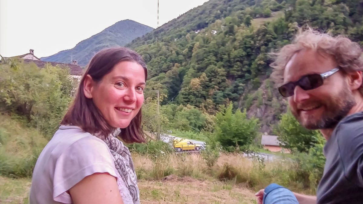 Die Inhaber von Arty Vans im Selfie sitzend in der Natur in den Bergen.