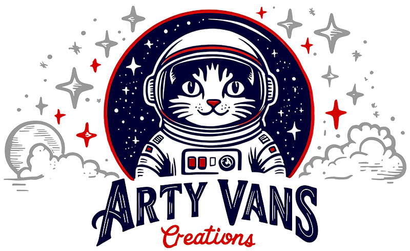 Arty Vans Creation Logo. Grafik im Retro Design einer Katze im Weltraumanzug vor einem Planeten umgeben von Sternen.